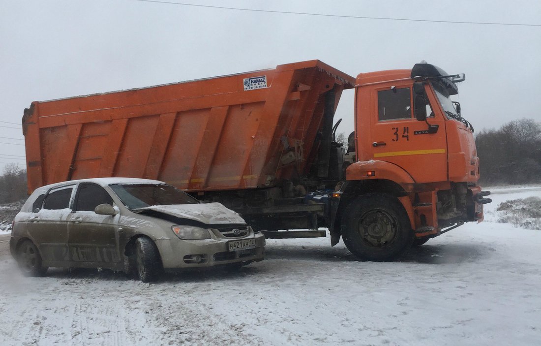 Гололед стал причиной нескольких аварий в Вологодской области