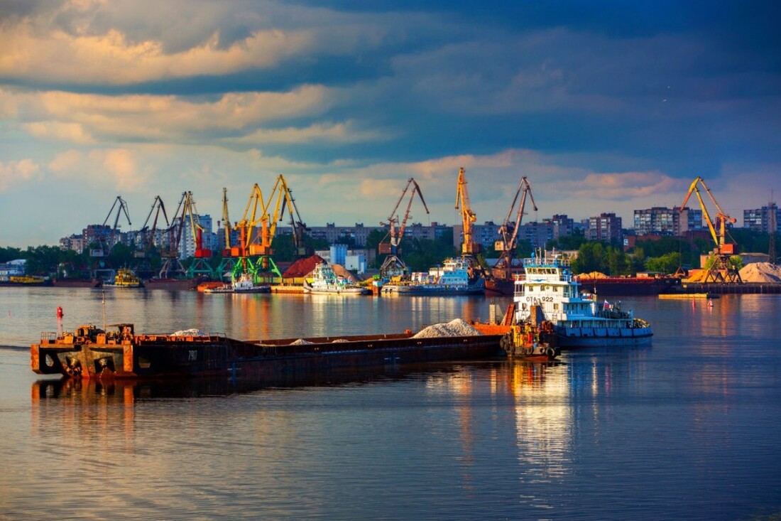 Теплоход врезался в толкач в порту Череповца