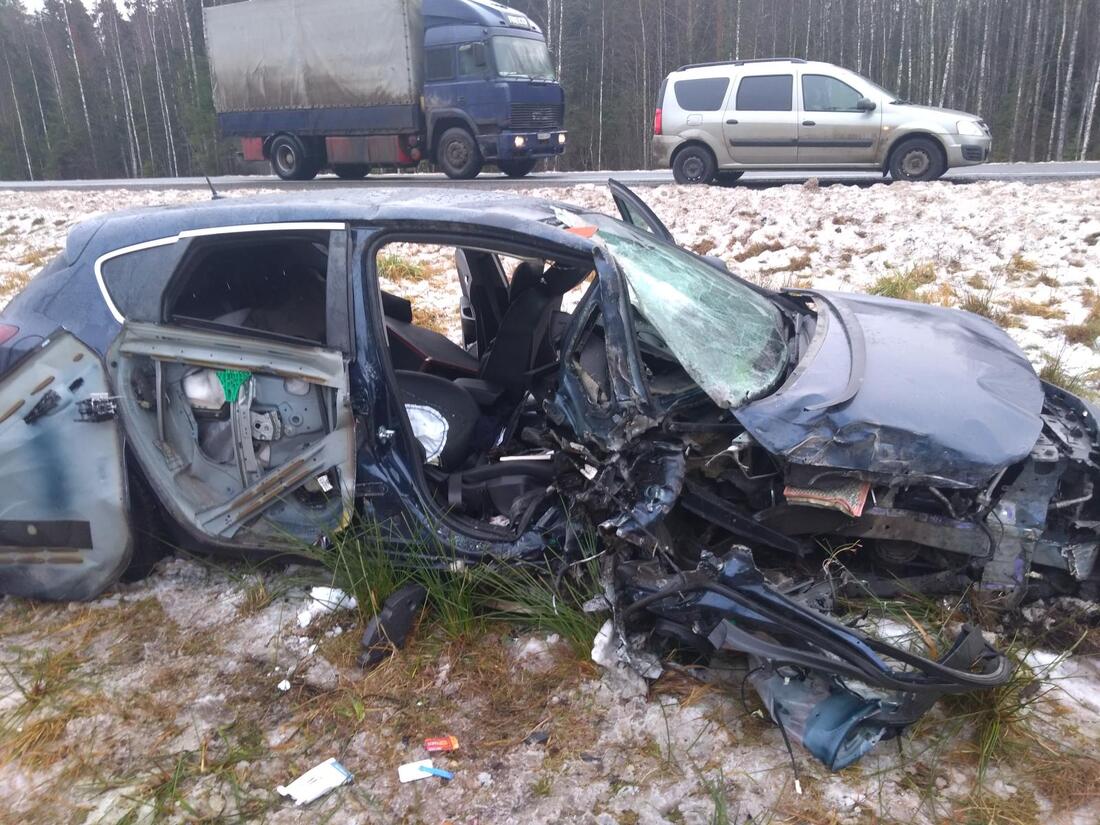 Пенсионер из Петербурга устроил лобовую аварию на вологодской трассе: есть пострадавший