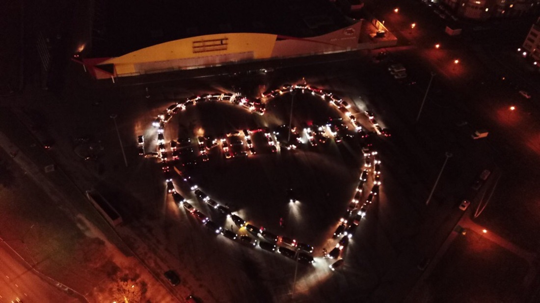 Череповецкие автолюбители выстроили фигуру сердца в День города