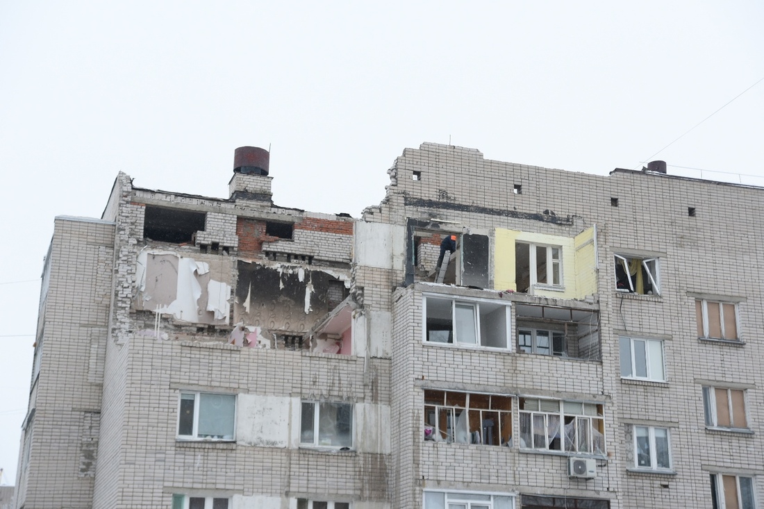 Жители пострадавшего от взрыва дома возвращаются в свои квартиры