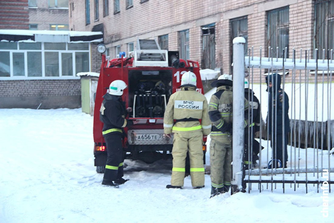 Студентов череповецкого технологического колледжа эвакуировали из-за возгорания в подвале