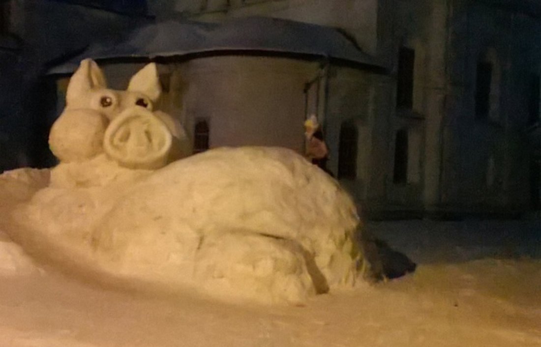Свинья раздора: жителей Великого Устюга возмутила снежная фигура возле храма