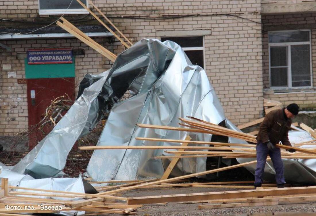 Сорванную ураганом крышу шекснинской пятиэтажки восстановят в течение 2 месяцев