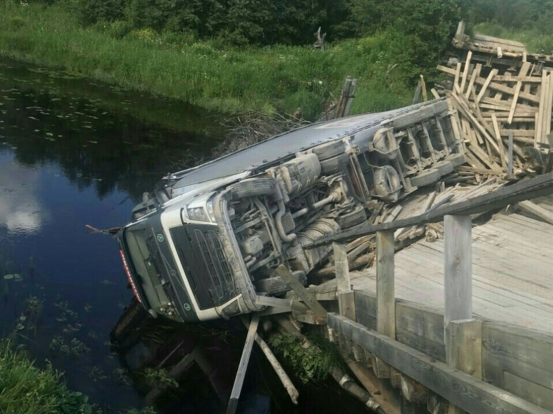 Перевозчиков, из-за которых обрушился мост в Вытегорском районе, оштрафовали на 7,5 миллионов