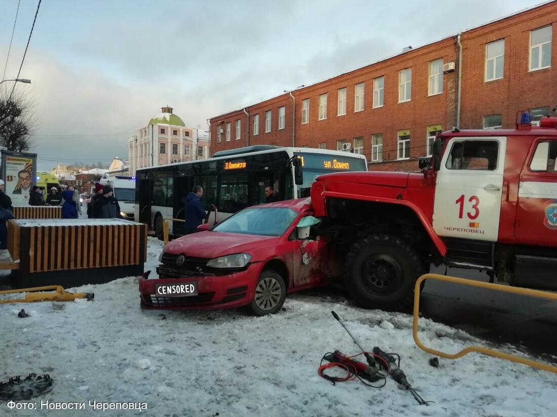 Пожарная машина на скорости «впечатала» иномарку в пассажирский автобус в центре Череповца