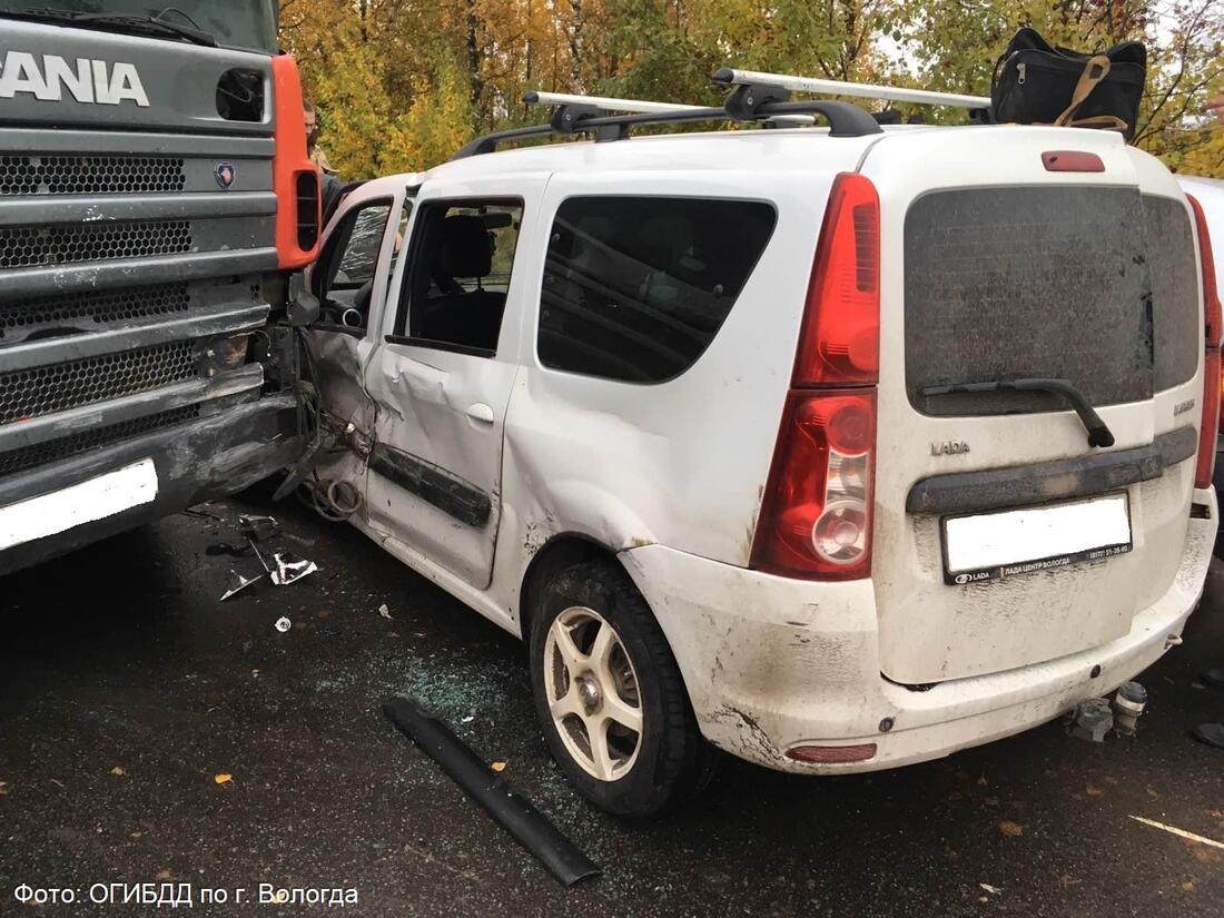 В Вологде фура врезалась в легковой автомобиль: есть пострадавшие