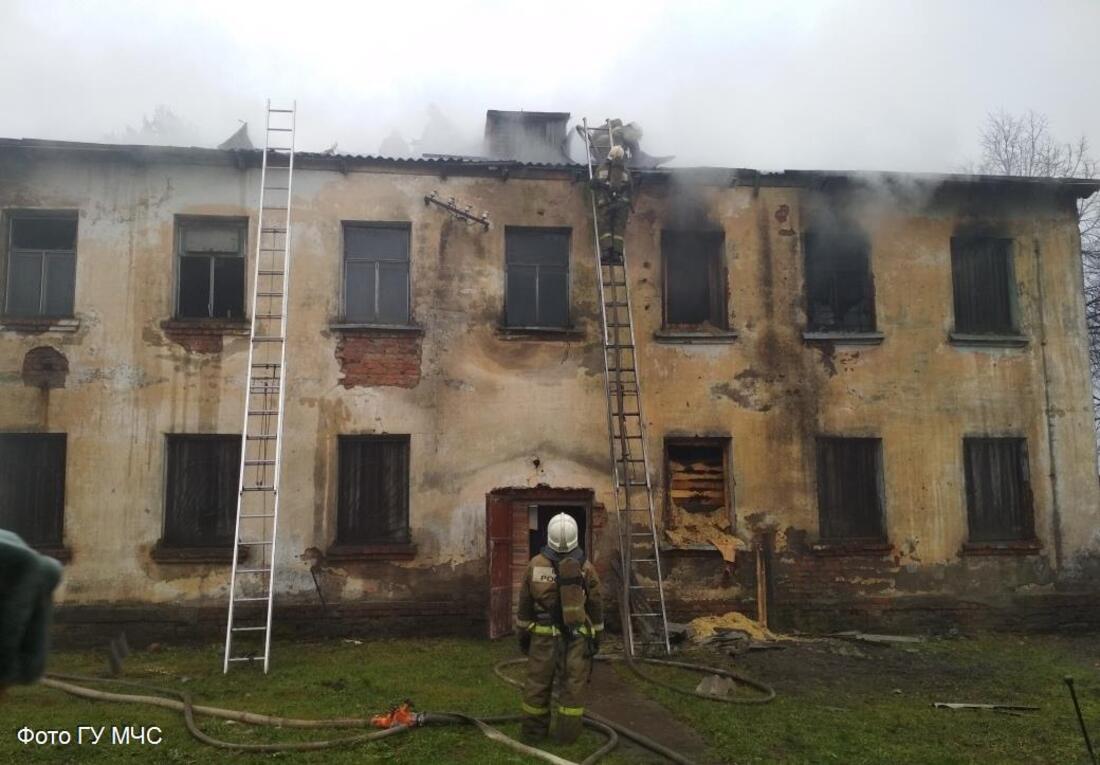 Пожар на производстве: в Вологодском районе едва не сгорела мебельная мастерская