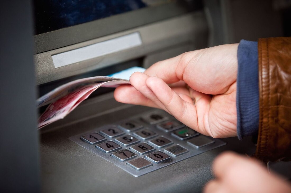 Житель Вологды украл чужие деньги из банкомата
