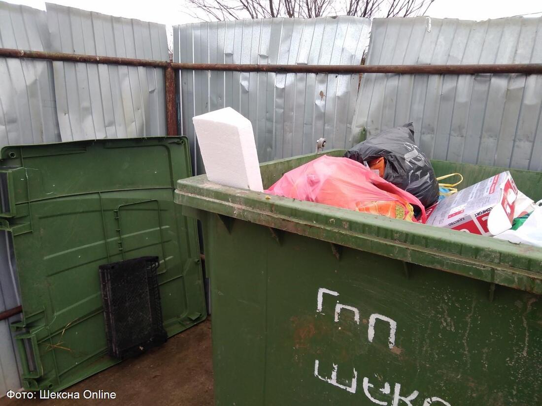 Жители Шексны обвиняют регоператора в умышленной поломке мусорных контейнеров