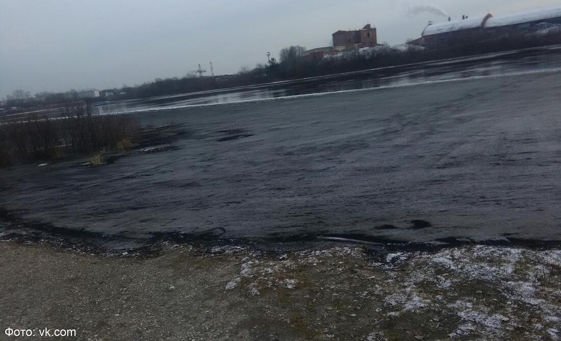 Экологический инцидент: в Соколе на реке Сухона появился чёрный лёд