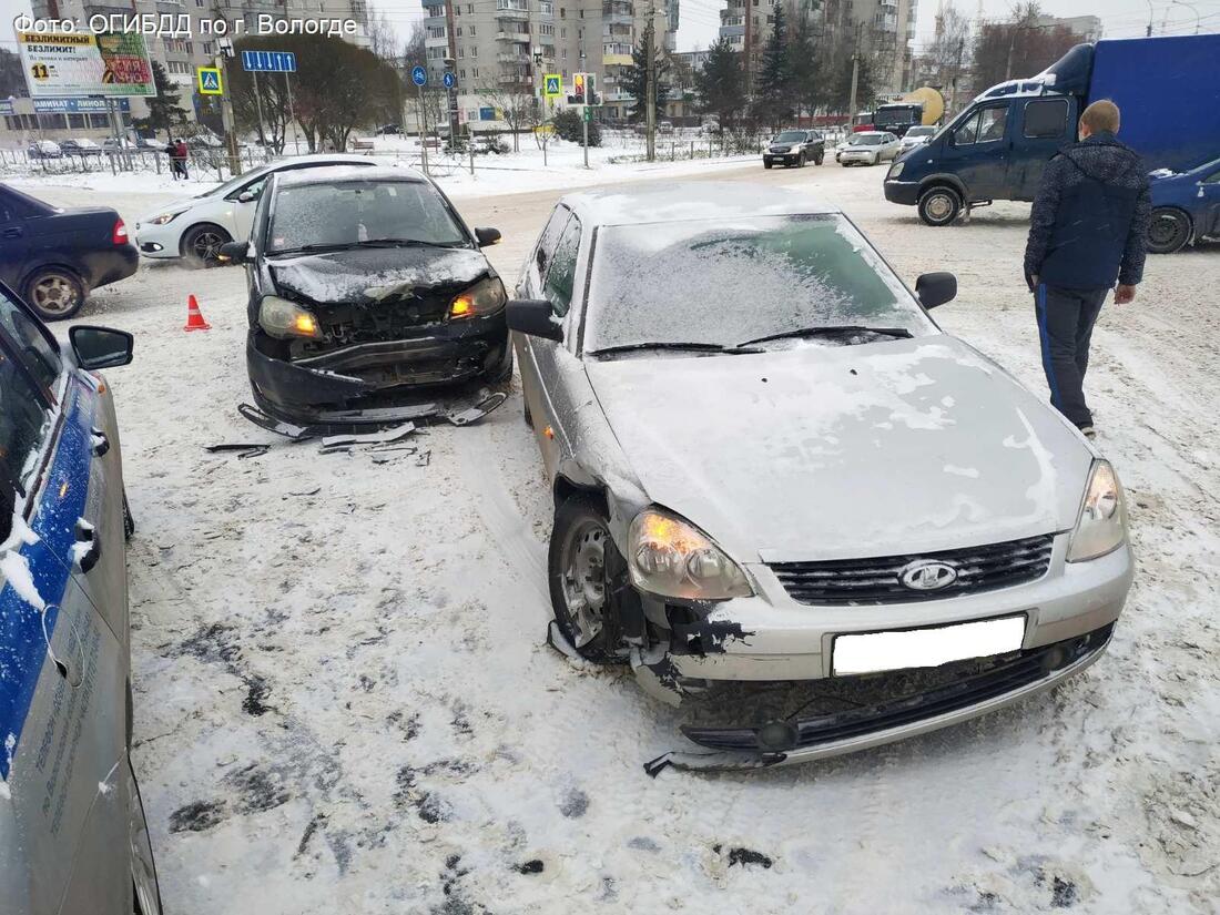 Два автомобиля не поделили перекрёсток в Вологде