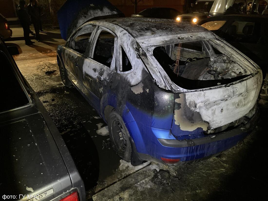 В Вологде неизвестные подожгли три автомобиля