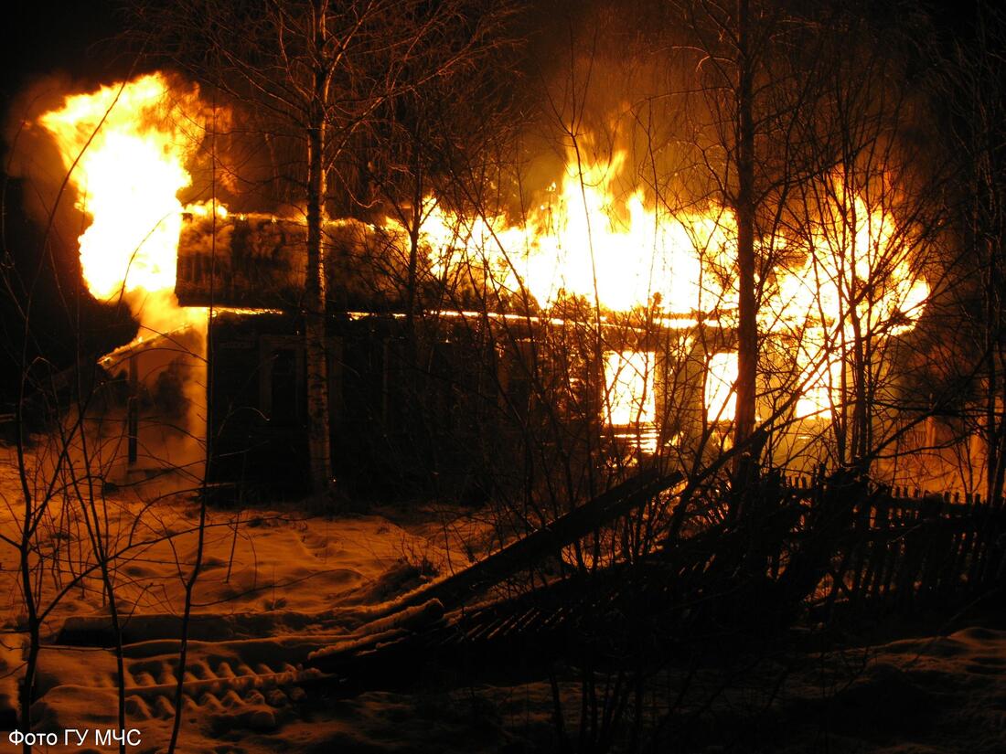 В Харовске неизвестные подожгли дом