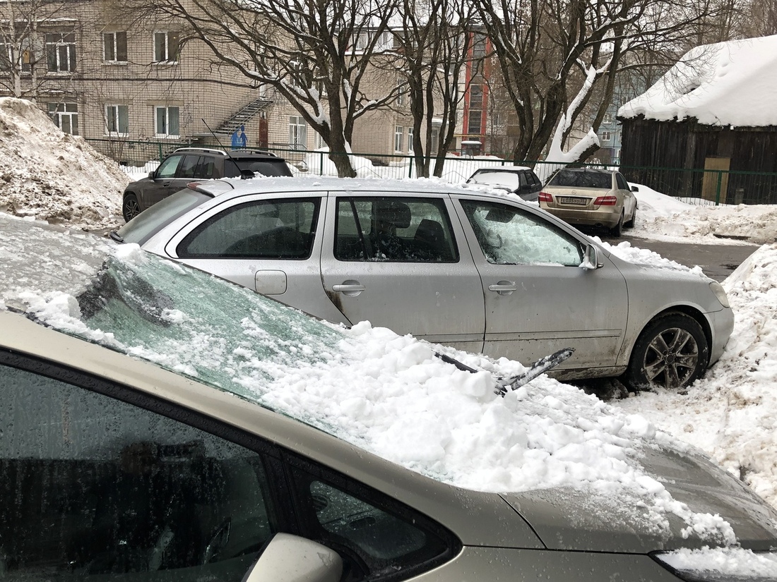 В Вологде две иномарки серьезно пострадали от упавшей с крыши дома наледи