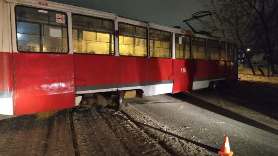 В Череповце трамвай сошел с рельсов и целиком перегородил дорогу