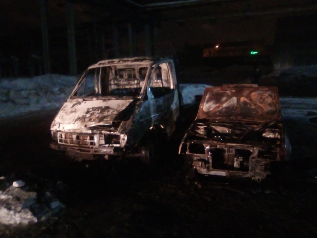 В Череповце утром сожгли два автомобиля