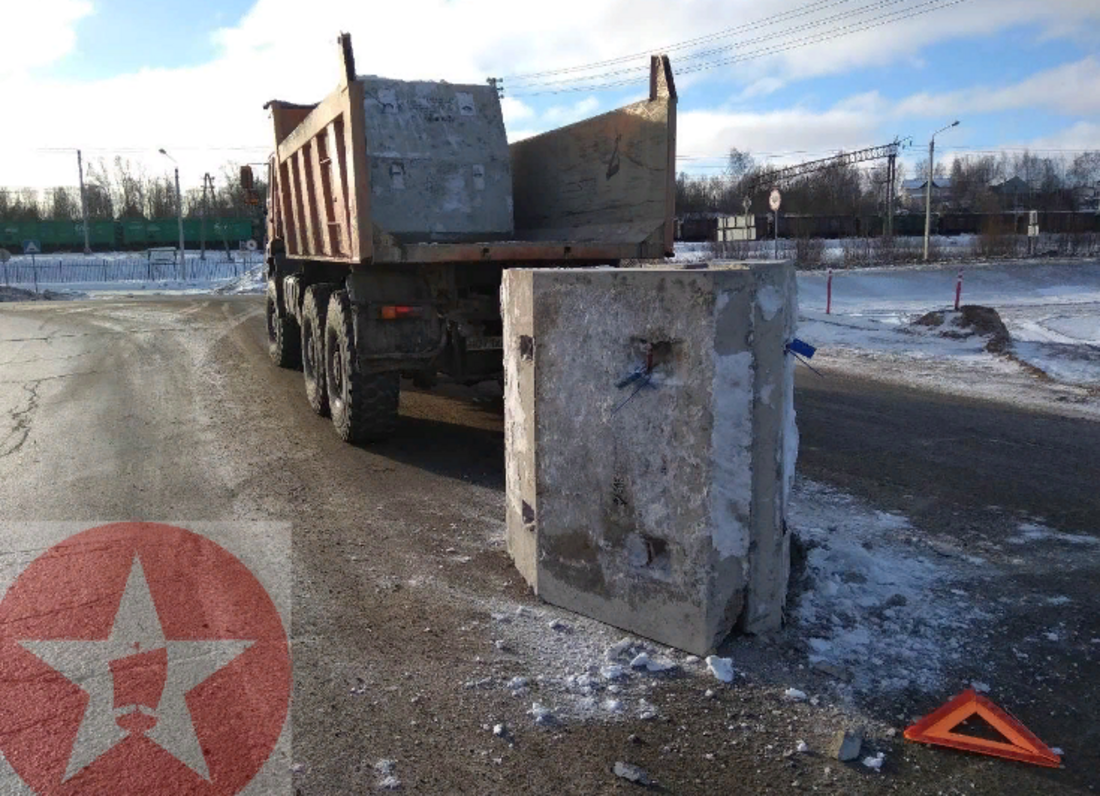 Огромный бетонный блок выпал на ходу из КамАЗа в Шексне
