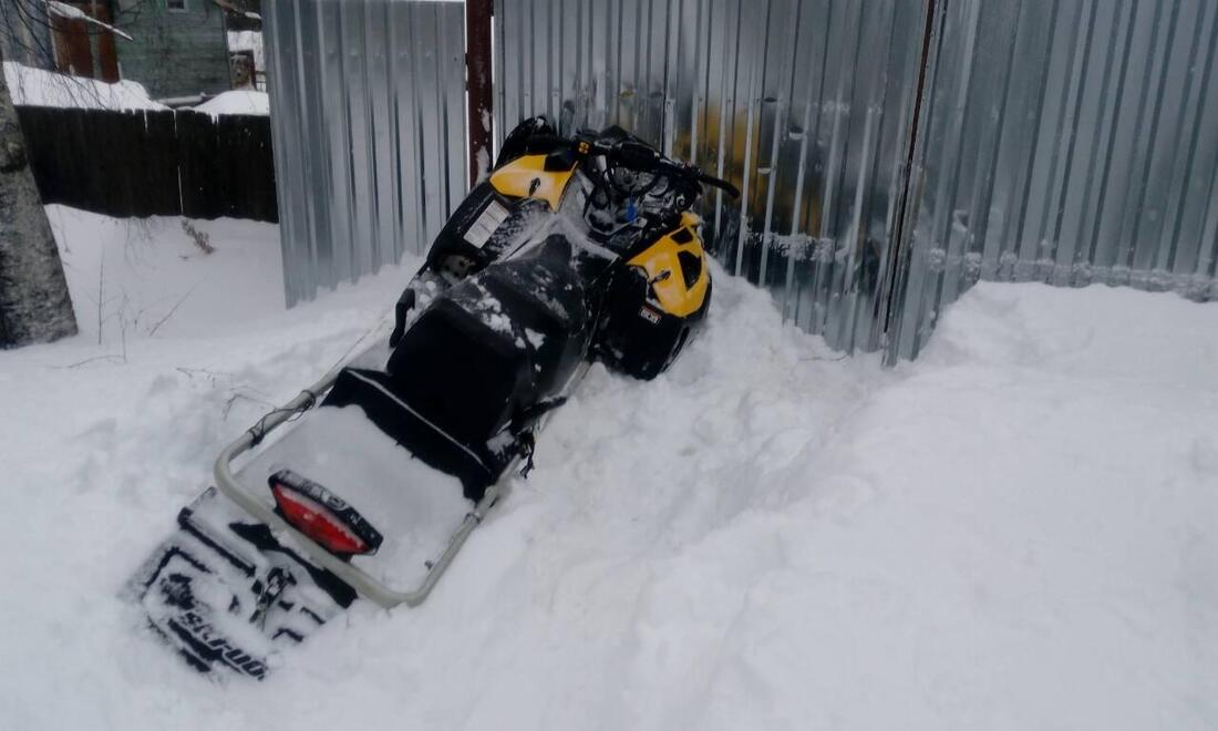 70-летний устюжанин на снегоходе врезался в ограждение: мужчина в больнице