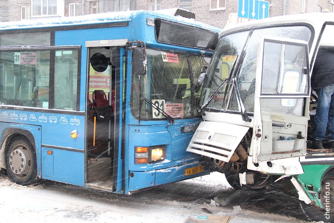 Два автобуса и иномарка столкнулись на перекрестке в Череповце