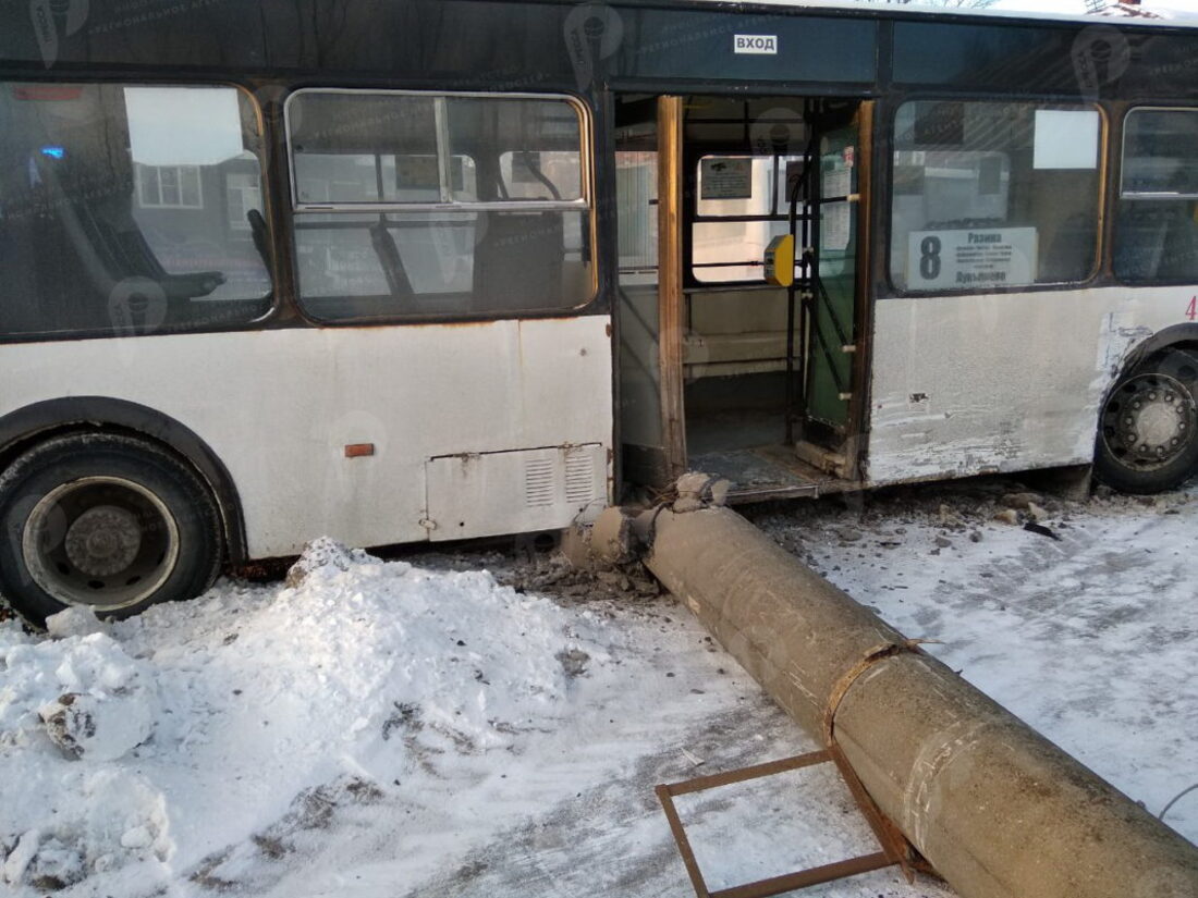 В Вологде автобус врезался в столб ЛЭП, пытаясь избежать столкновения с иномаркой 