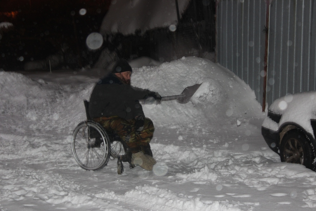 Инвалид-колясочник из Молочного вынужден самостоятельно расчищать свой двор