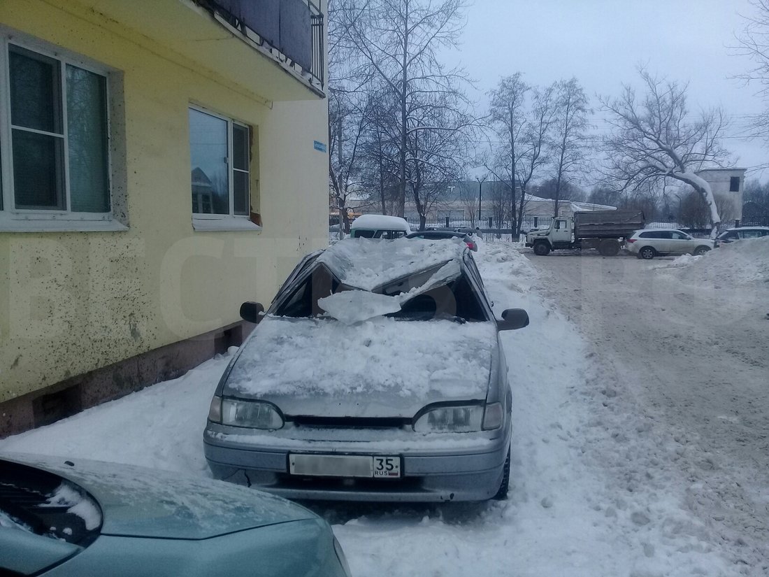 В Соколе глыба льда разбила автомобиль