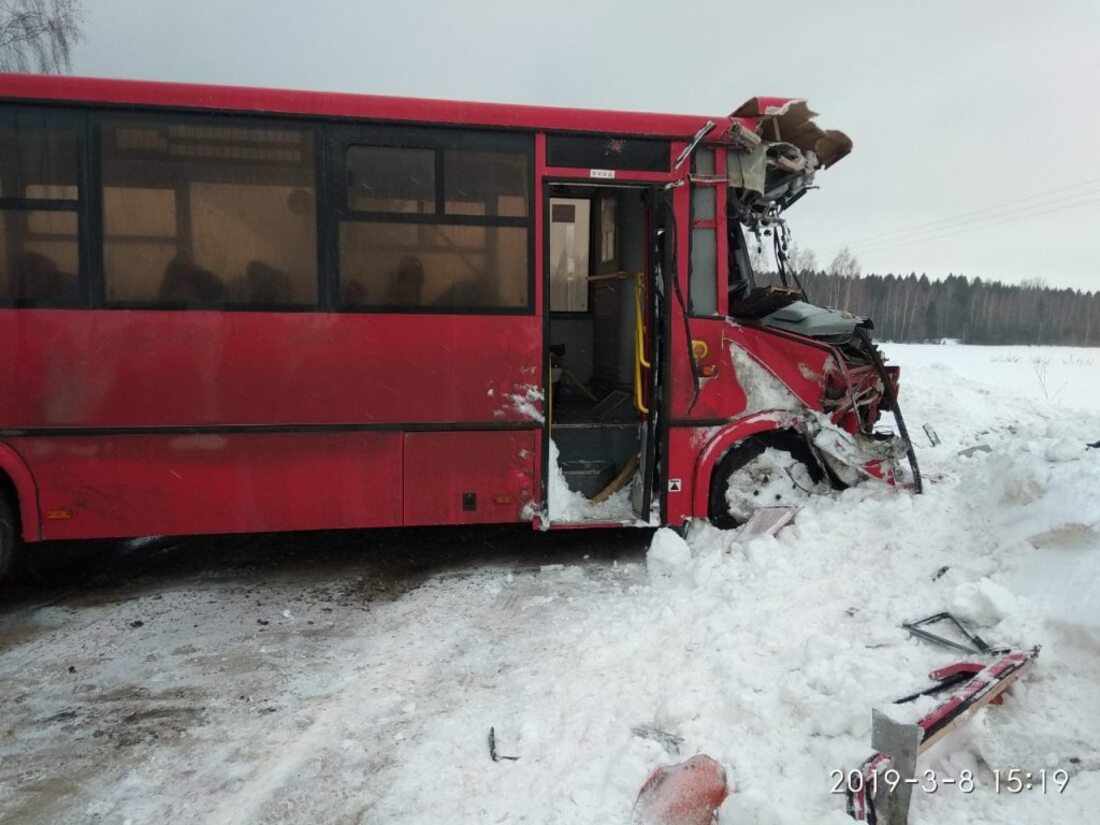 Грузовик столкнулся с пассажирским автобусом в Вологодском районе