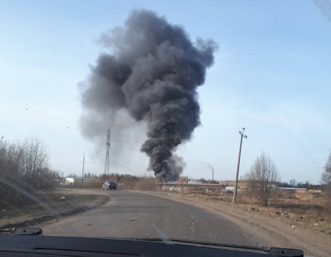На складе предприятия по производству пеллет в Соколе произошел пожар