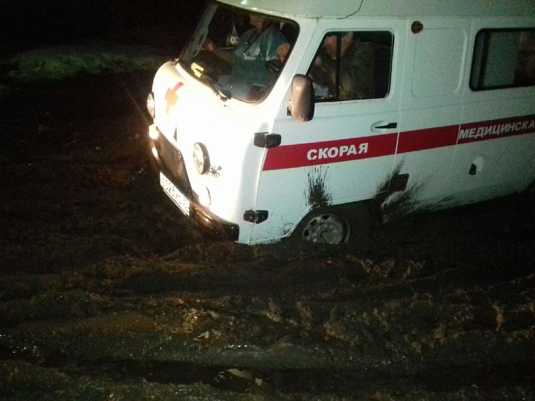 Машина «скорой помощи» увязла в грязи под Великим Устюгом