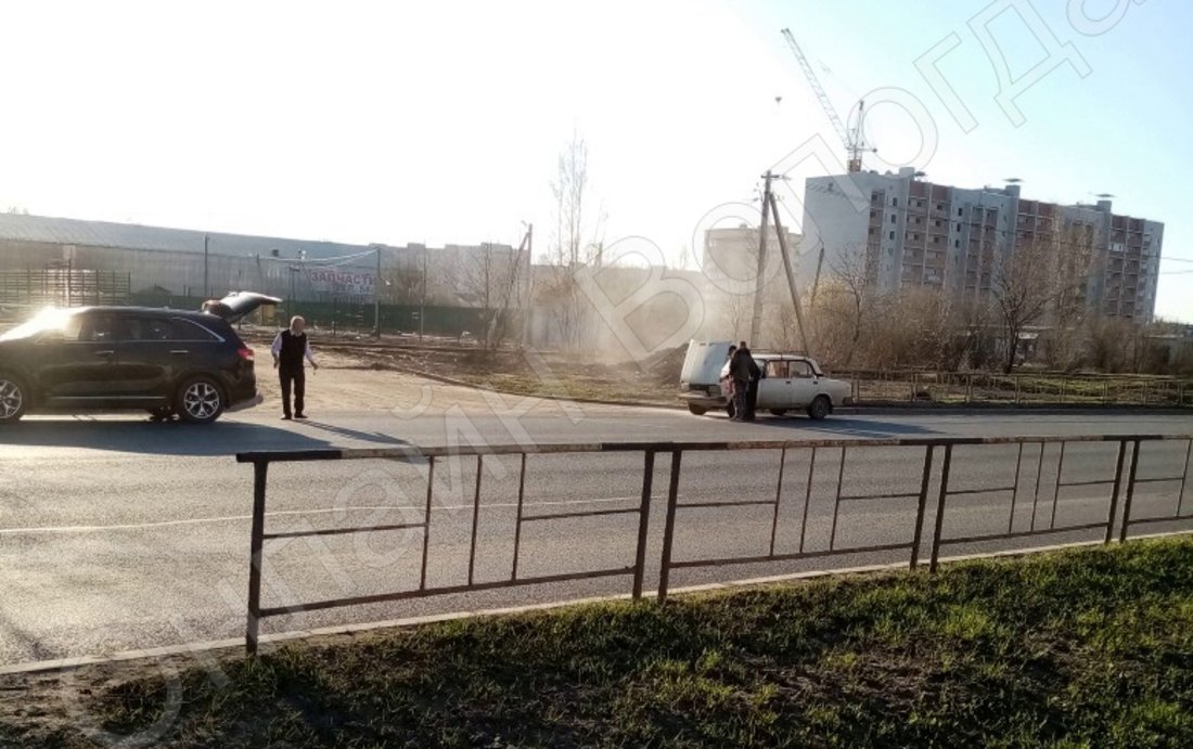 В Вологде посреди проезжей части загорелся автомобиль