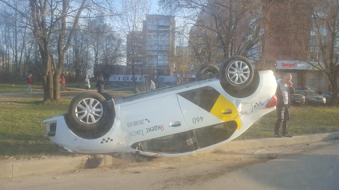 В Череповце автомобиль такси на ходу перевернулся на крышу