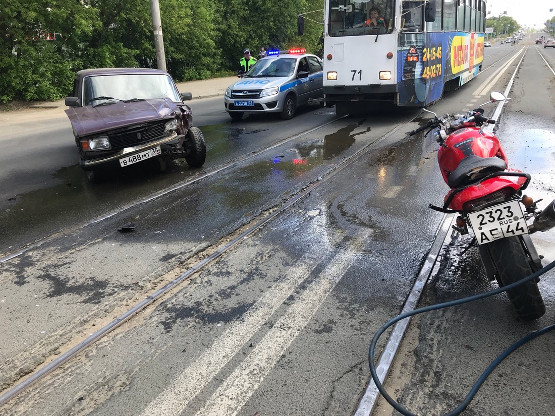 Череповецкий мотоциклист серьёзно пострадал в аварии с ВАЗом