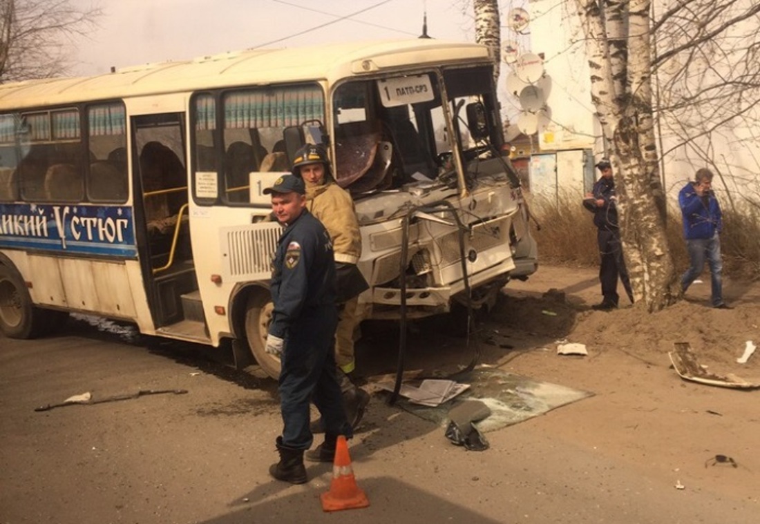 В Великом Устюге пассажирский автобус протаранил внедорожник: есть пострадавшие