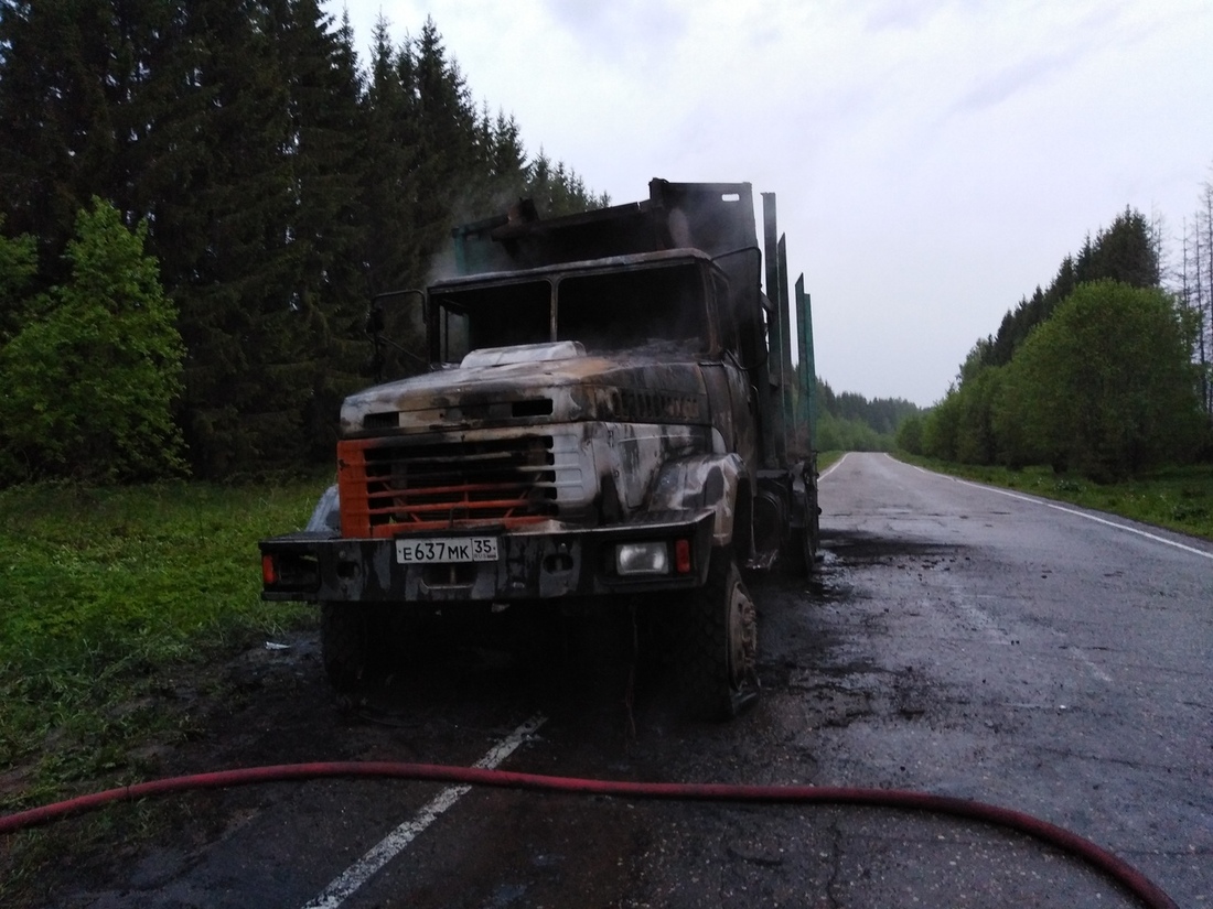 В Бабаевском районе неизвестные сожгли грузовик «КрАЗ» 