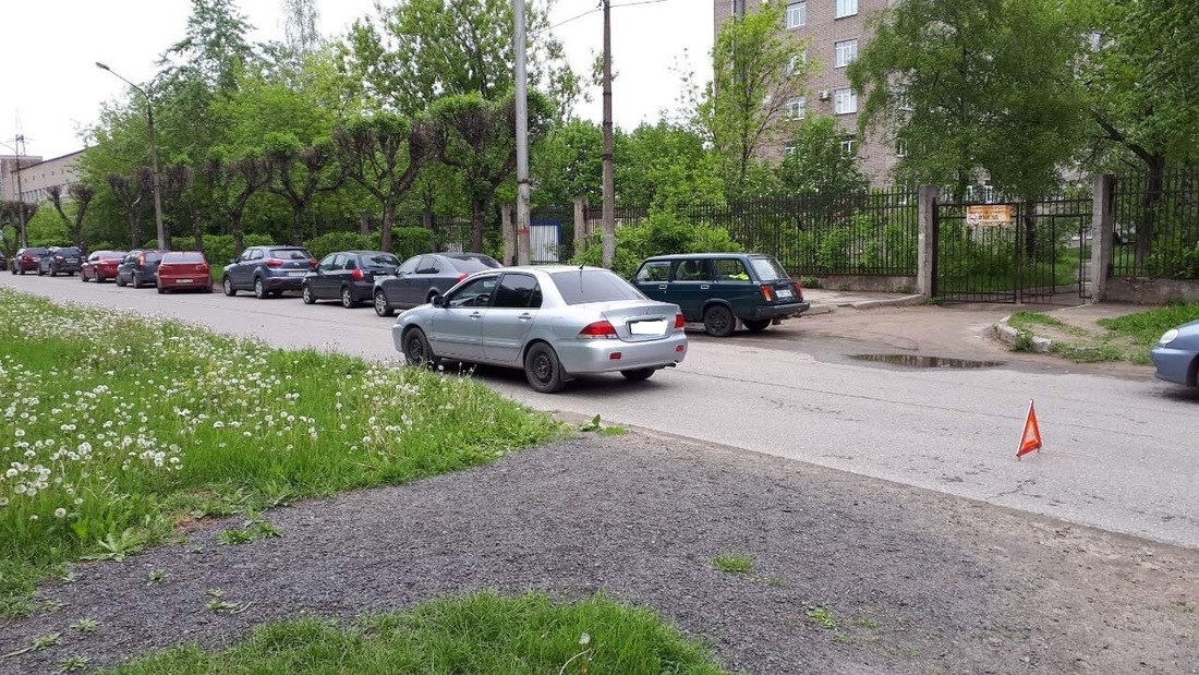 8-летний мальчик попал под колеса иномарки в Череповце: ребенок в больнице