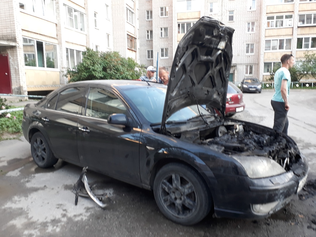 В Череповце из-за неисправности в двигателе загорелась дорогая иномарка