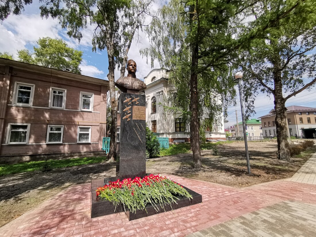 В Вологде открыли памятник лётчику Александру Клубову