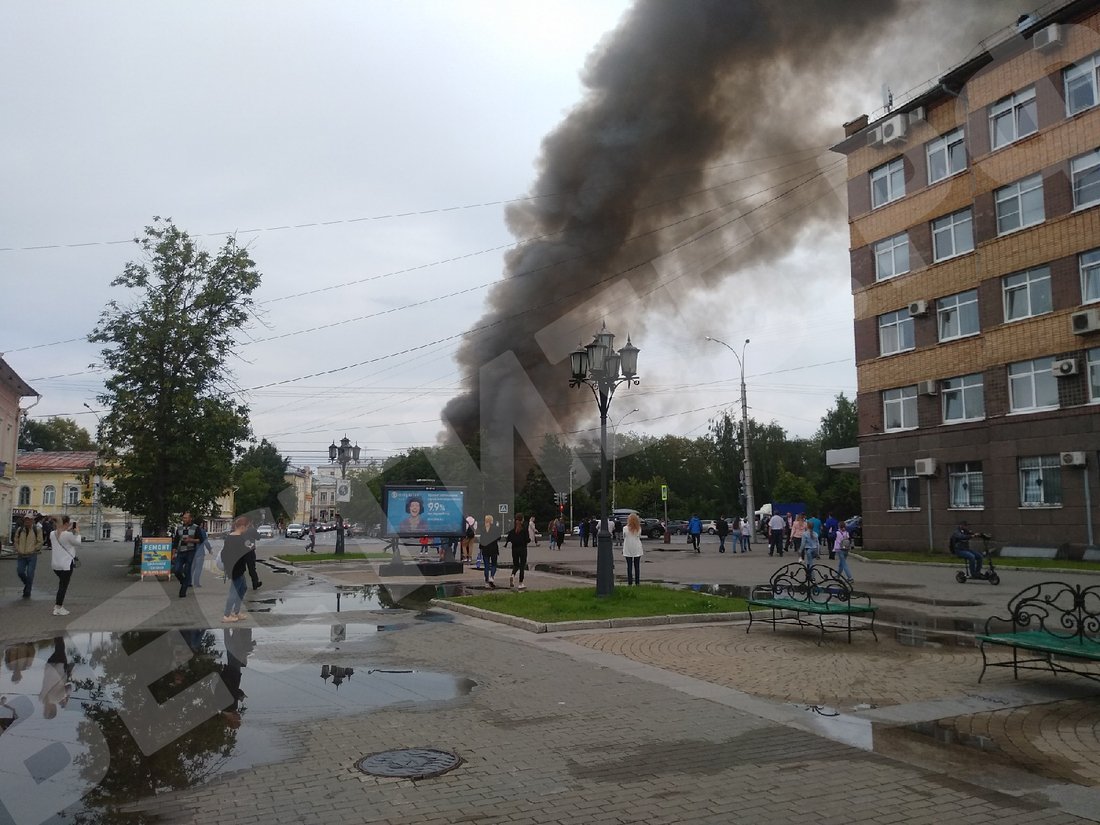 Горит кафе «Ёрш»: в центре Вологды сильный пожар