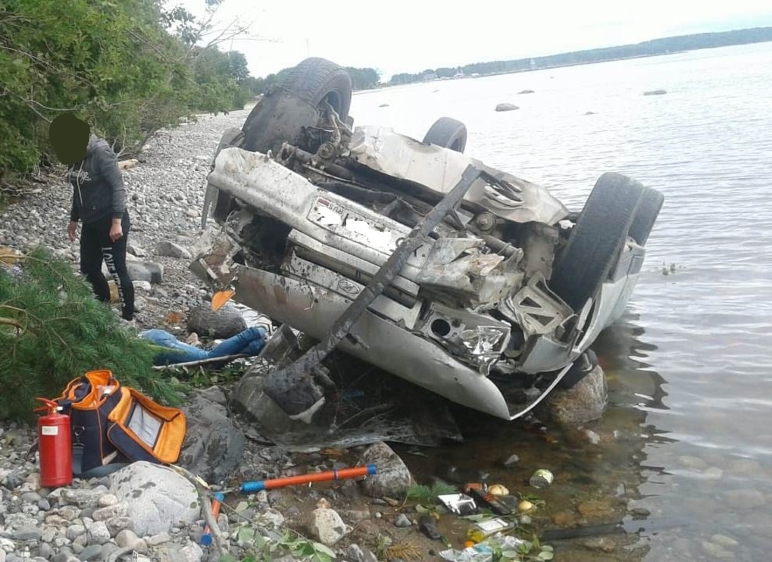 В Вытегорском районе ВАЗ слетел в Онежское озеро: 3 человека в больнице