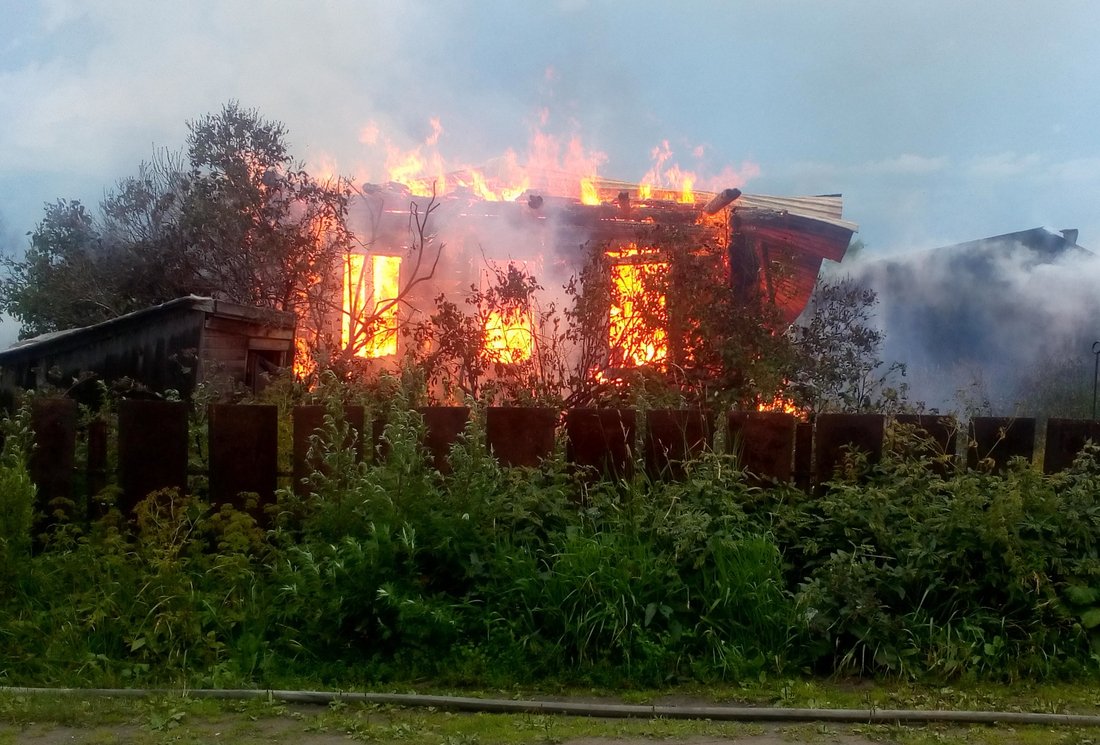 Остались лишь угли: в Череповецком районе из-за удара молнии сгорел жилой дом