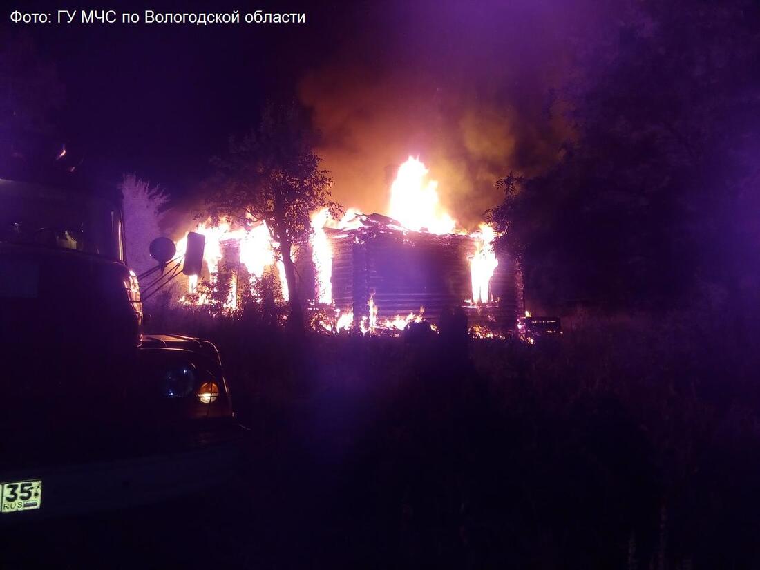 Пятиквартирный дом сгорел дотла в Харовске