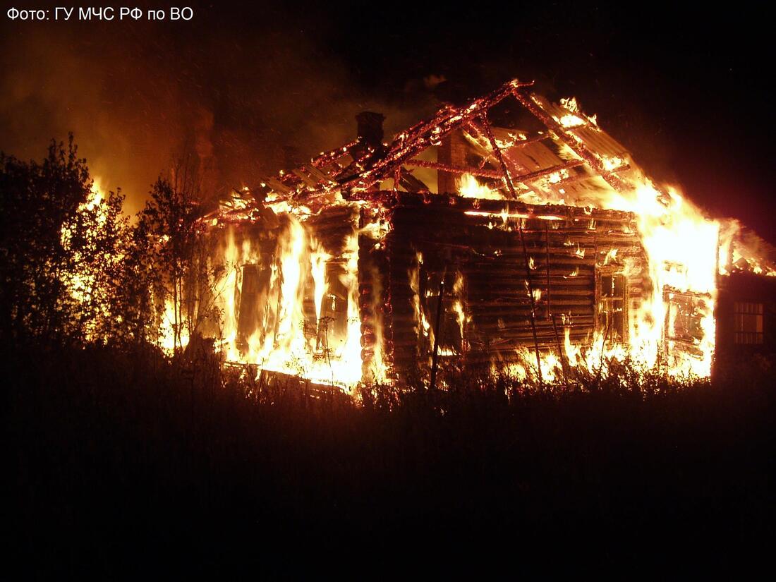 В Харовске неизвестные сожгли 2 расселенных дома