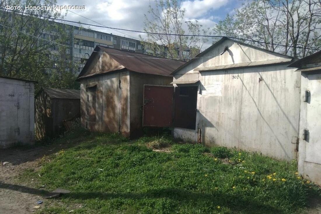 Житель Череповца погиб, застряв между гаражами