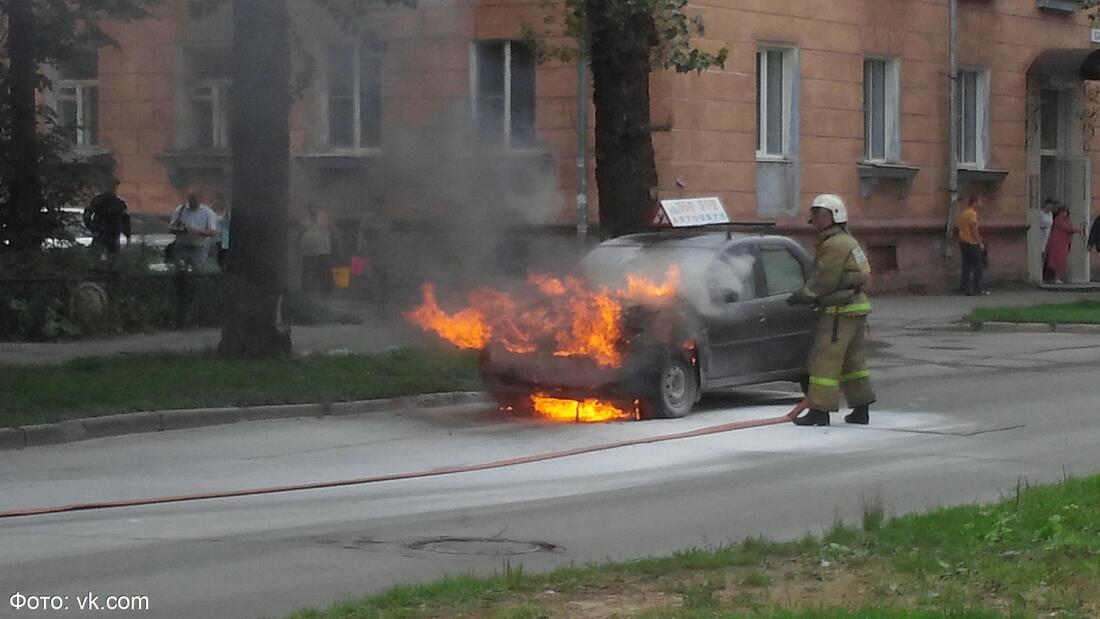 В Череповце посреди улицы загорелся учебный автомобиль