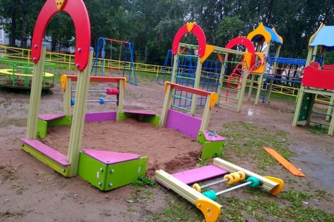 16-летние подростки разгромили новую детскую площадку в Череповце