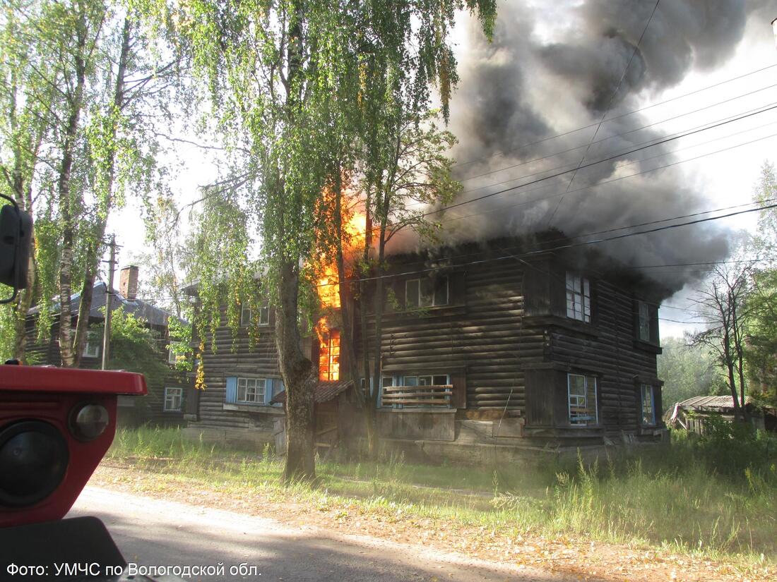 Очередной пожар: в Чагоде вспыхнул расселённый дом