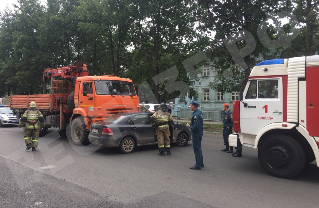 В центре Вологды КАМАЗ врезался в «Фольксваген»: есть пострадавшие