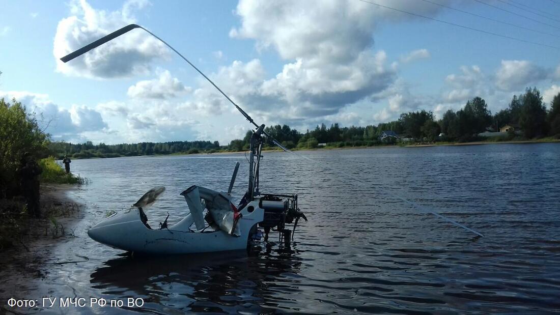 Обломки упавшего вертолёта достали из реки в Череповецком районе