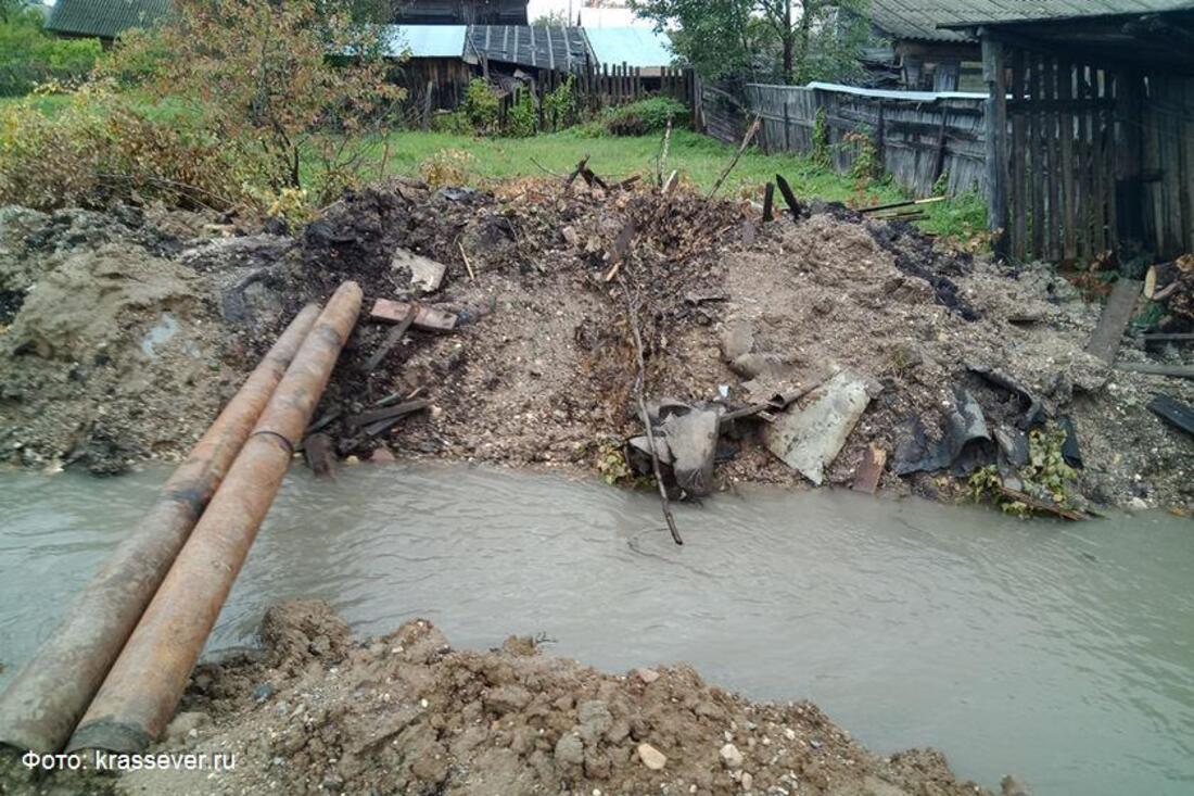 Пробурили скважину: в Белозерске вода подтопила два квартала